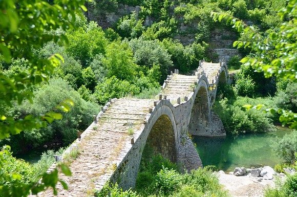 Na reci Voidomatis ima više prepeih kamenih mostova