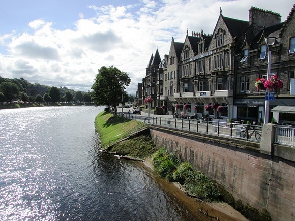 Edinburg se nalazi blizu jezera Loh Nes i škotskog Highlands-a