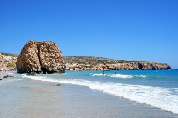 Zbog plitkog ulaza u vodu i belog peska, Firiplaka je pogodna za porodice sa decom