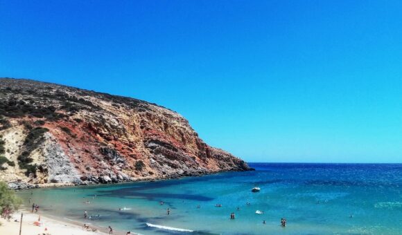 Na jugu ostrva se nalazi i plaža Provata