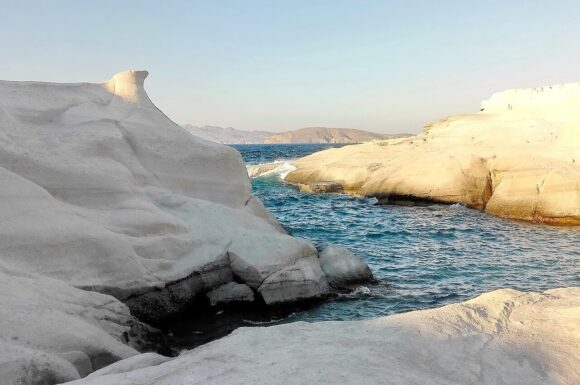 n, kupati se i roniti u kristalno čistoj vodi u podvodnim pećinama ispod belih dina povezanih lukovima. Tokom dana, Sarakiniko je blistavo bela površina. Ali kada sunce zalazi pogled je spektakularan