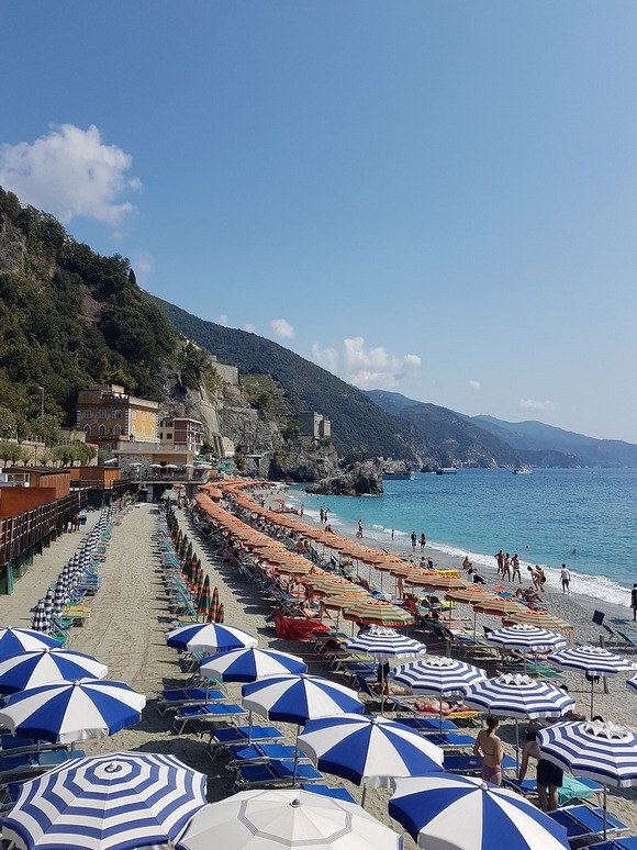Duga peščana plaža podjednako privlači i turiste i lokalce i u Monterosso al Mare-u atmosfera podseća na tipični mediteranski rizort