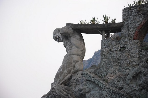 Blizu plaže u Fegini stoji džinovska statua Neptuna, visoka 14m