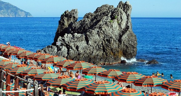 Jedina peščana plaža Cinque Terre-a zaštićena je prirodnom lukom i veštačkim grebenom, zbog čega je bezbedna za plivanje i ronjenje