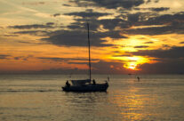 Zalazak sunca i čamac na moru